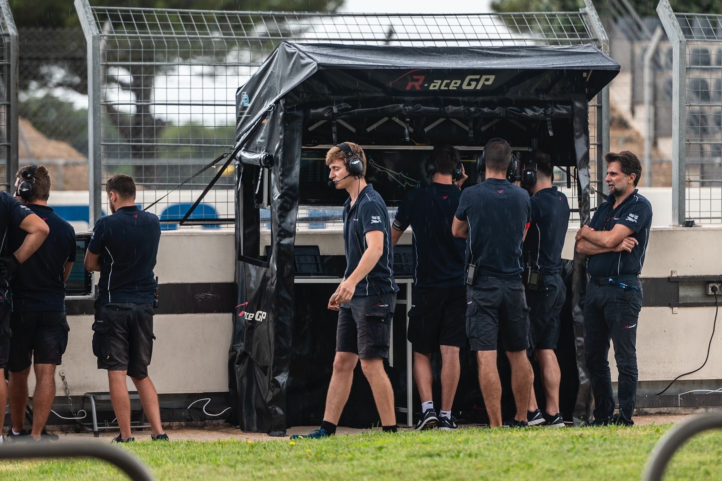 pit wall with pop-up pit perch