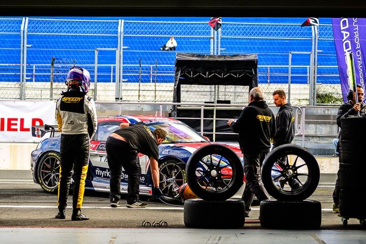 gt racing with pop-up pit perch