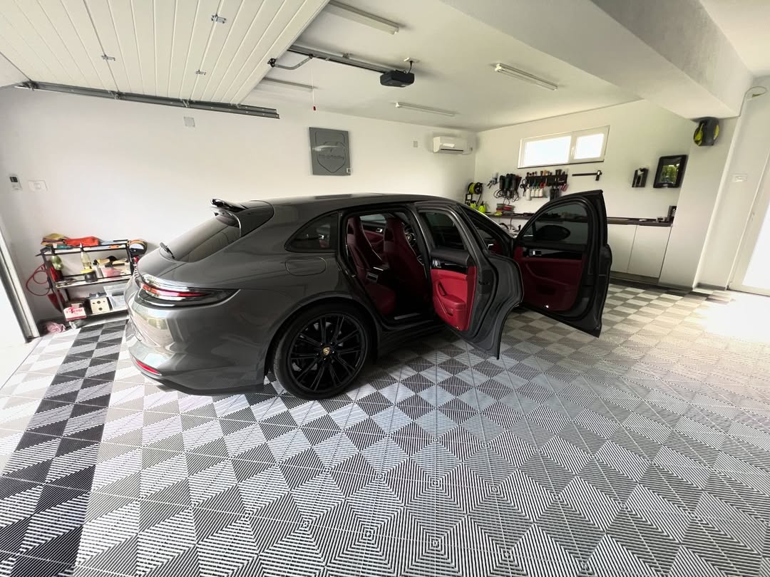 Porsche on grey swisstrax