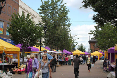 Street full of shoppers