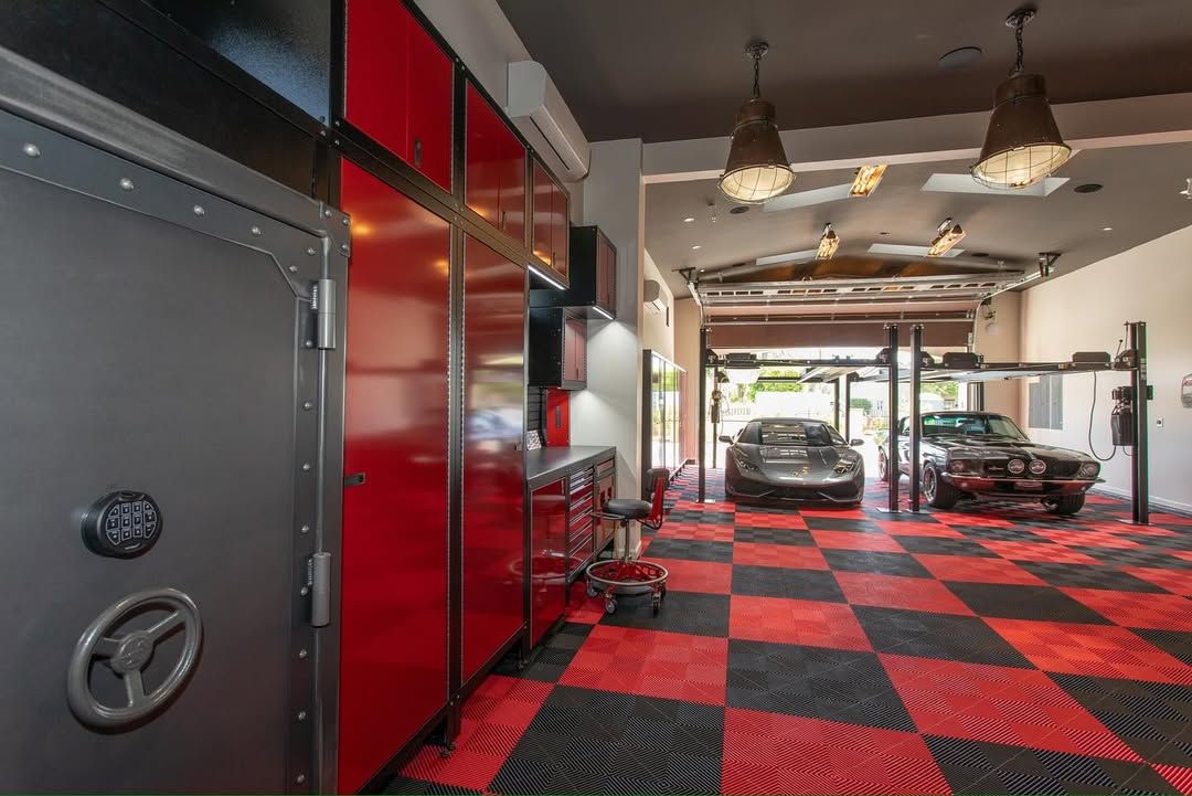 Red and black garage set up