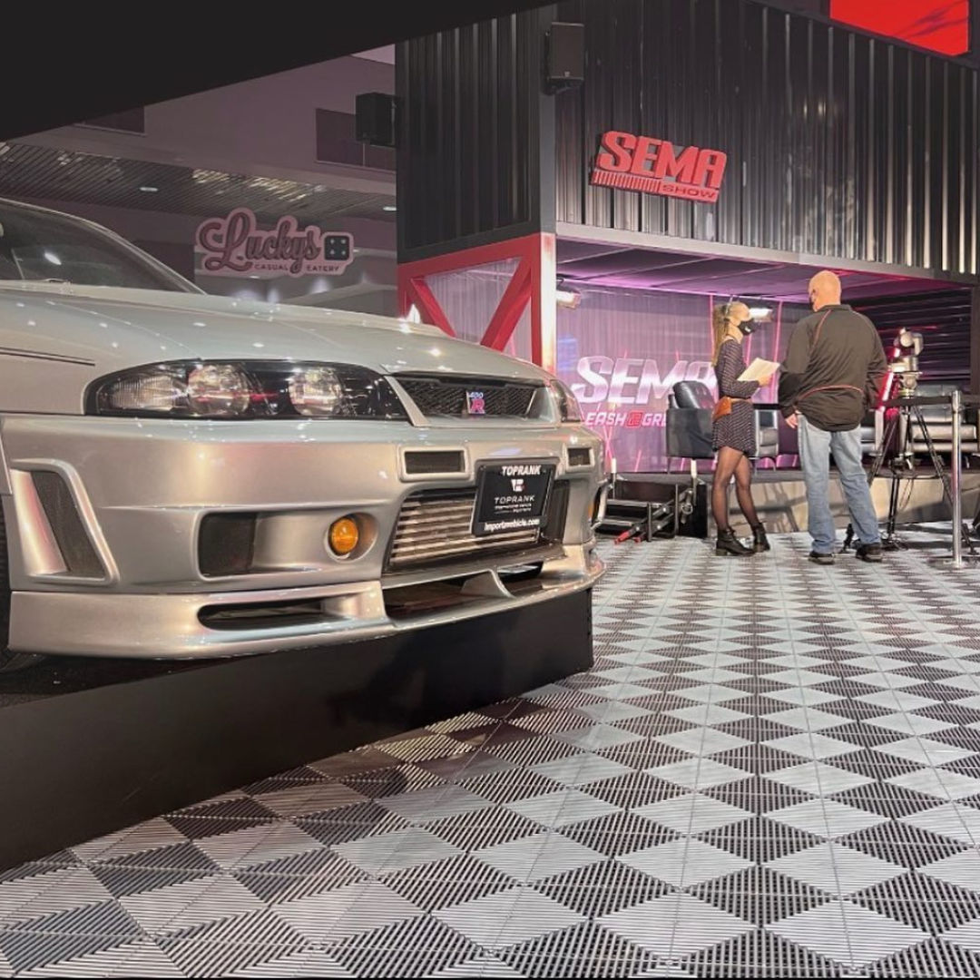 Exhibition stand with modular flooring